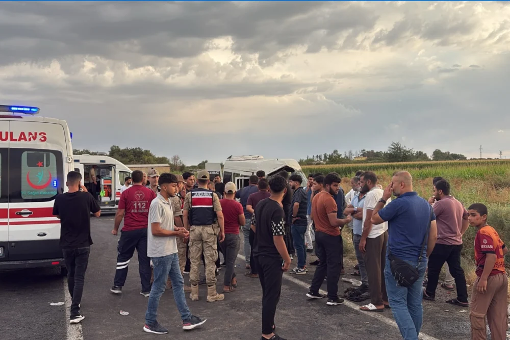 Urfa’da tarım işçilerini taşıyan minibüs kanala devrildi: 19 işçi yaralandı