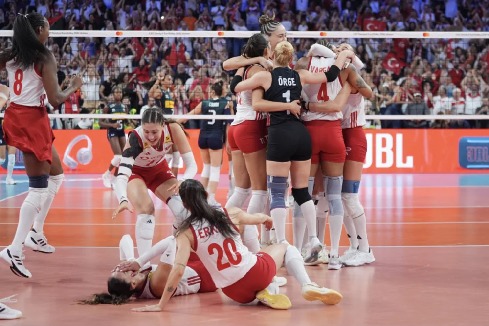 A Milli Voleybol Takımı üst üste ikinci kez Avrupa Şampiyonu oldu