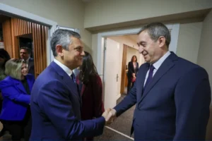 Yeni Parti Genel Başkanı Özgür Özel'den Bakırhan ve Hatimoğulları'na tebrik telefonu