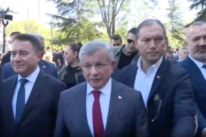 'Cumhurbaşkanına hakaret' soruşturması: Ahmet Davutoğlu ifade vermek için Ankara Adliyesi'nde