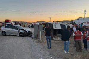 Kırıkkale'de işçi servisiyle otomobil çarpıştı: 13 yaralı