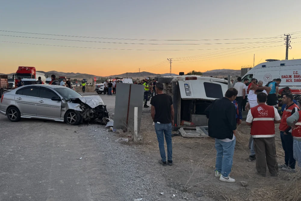 Kırıkkale'de işçi servisiyle otomobil çarpıştı: 13 yaralı