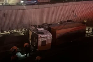 Avcılar'da asfalt kamyonu alt geçide düştü: Sürücü yaralandı