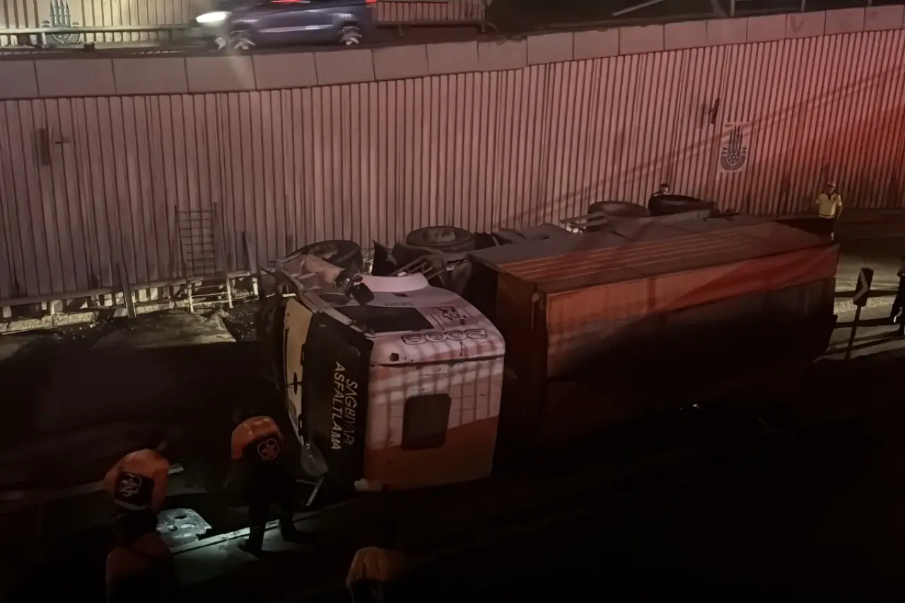 Avcılar'da asfalt kamyonu alt geçide düştü: Sürücü yaralandı