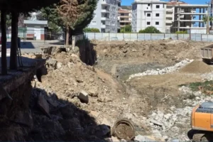 Mudanya'da okul bahçesinin istinat duvarı çöktü