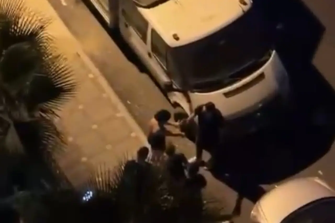 Tartıştıkları kadını sokak ortasında darbettiler