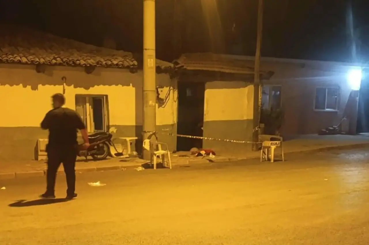 Manisa'da kadın cinayeti girişimi: Evli olduğu kadın ve kızını bıçakla ağır yaraladı