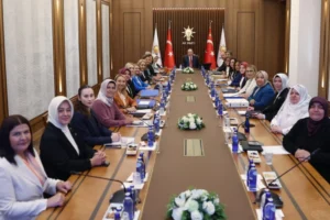 CHP'li Foça Belediye Başkanı Saniye Bora Fıçı AKP'ye geçti