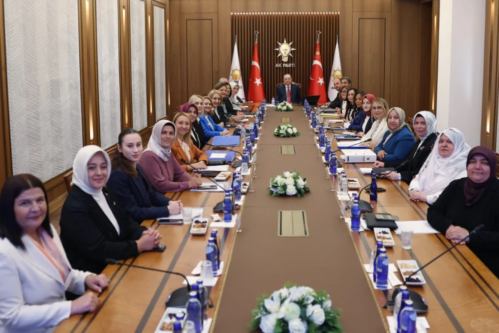 CHP'li Foça Belediye Başkanı Saniye Bora Fıçı AKP'ye geçti