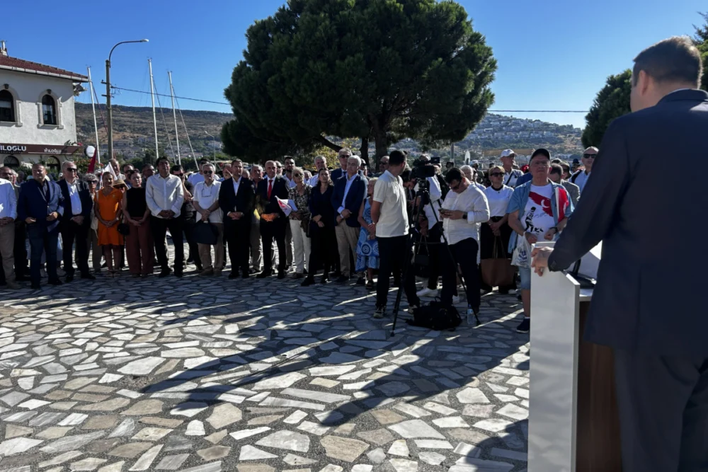 AKP’ye geçti, Erdoğan rozet taktı: Foça’da Saniye Bora Fıçı ve Deniz Yücel protesto edildi