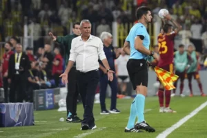 Fenerbahçe'den İsmail Kartal'a şişe atan taraftarla ilgili açıklama