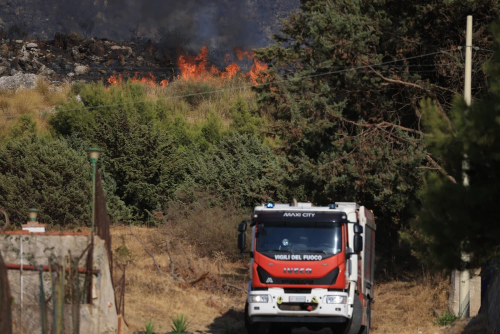 İtalya'nın Sicilya Adası'ndaki yangın, evleri tehdit ediyor: 1 orman işçisi yaralandı