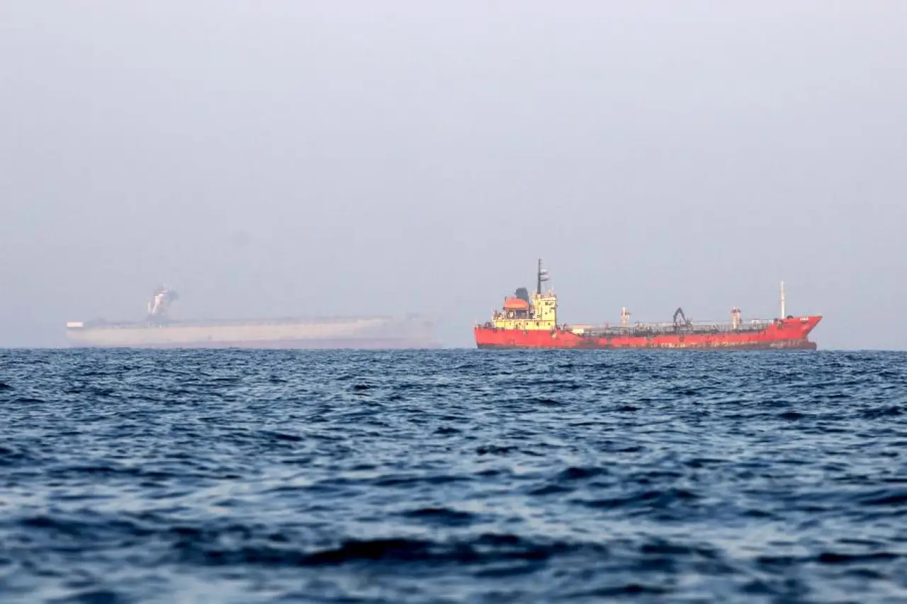 İngiltere Deniz Ticaret Operasyonları: Hürmüz Boğazı'nda ticari bir gemi vuruldu