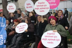 Şiddetten kaçan engelli kadın için sığınma evine ulaşmak daha zor: Erişilebilir bina yetmez, erişilebilir sığınma hizmeti ihtiyaç