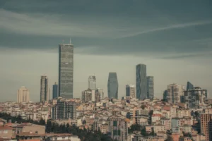 Yüksek binaların görünmeyen hareketi: Gökdelenler rüzgârda gerçekten sallanır mı?