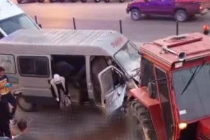 Tarım işçilerini taşıyan minibüs traktöre çarptı: 10 işçi yaralandı