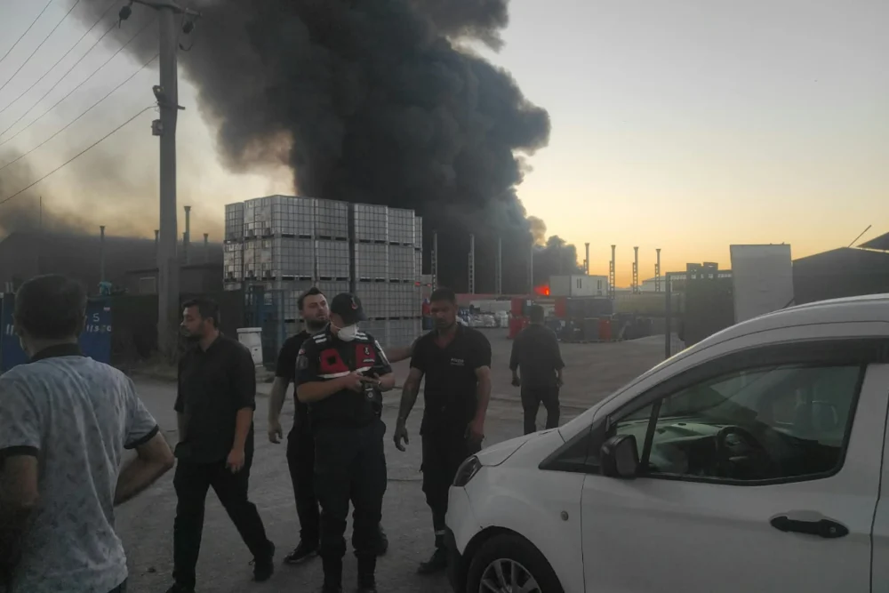 Bolu’da geri dönüşüm fabrikasında yangın: Patlama sesleri duyuldu