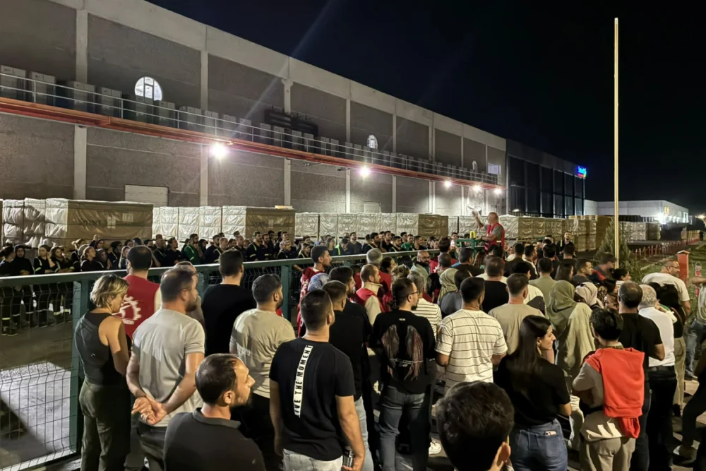 Smart’ta direniş ikinci gecesinde: İşçiler 30 saati aşkın süredir fabrikayı terk etmiyor