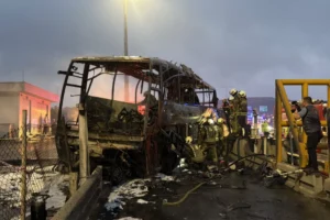 Eyüpsultan'da yolcu otobüsü yangını: 2 kişi hayatını kaybetti, 1'i ağır 8 yaralı