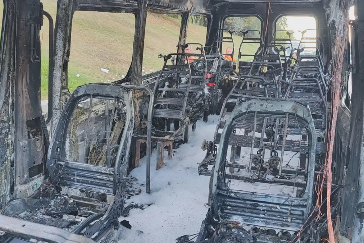 Bayrampaşa’da servis minibüsü alev aldı
