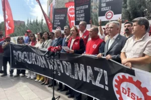 DİSK'ten MEB önünde çocuk işçiliği raporu: “Çocukların yeri fabrikalar değil, okullardır”