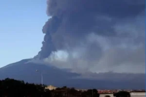Etna Yanardağı kül püskürttü: Katanya Havalimanı uçuşlara kapatıldı