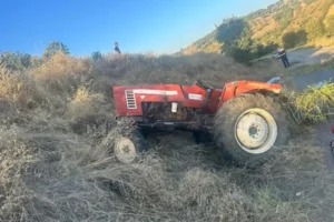 Manisa'da devrilen traktörün altında kalan çiftçi hayatını kaybetti