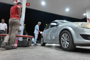 Isparta'da vatandaşlardan motorin zammına tepki: Cebimize giren depoya gidiyor
