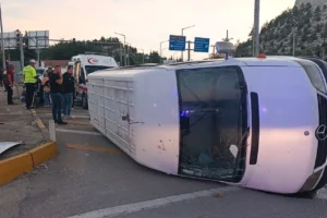 Burdur'da minibüsler çarpıştı: 10 tarım işçisi kadın yaralandı, sürücüler gözaltında