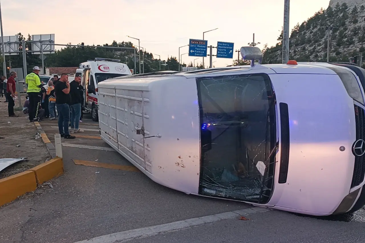 Burdur'da minibüsler çarpıştı: 10 tarım işçisi kadın yaralandı, sürücüler gözaltında