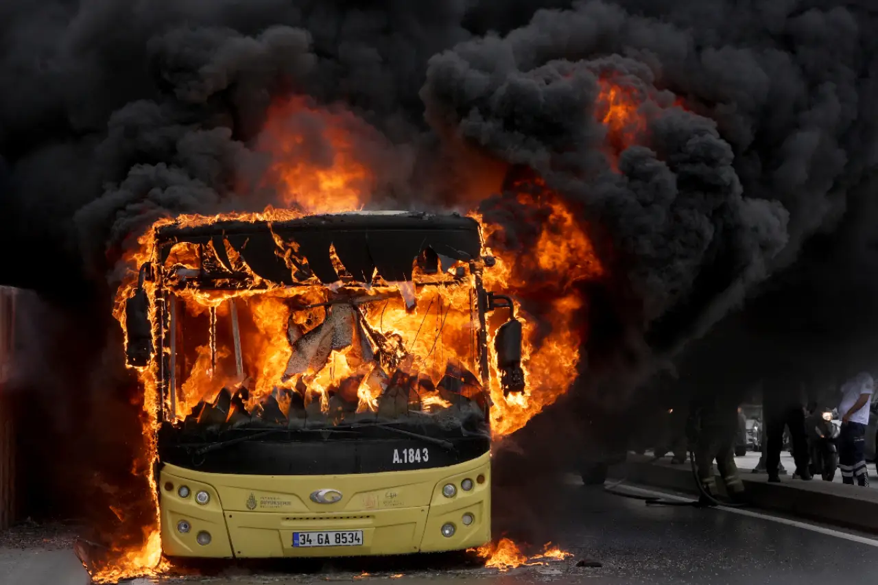 Bakırköy'de İETT'ye bağlı otobüs alev aldı