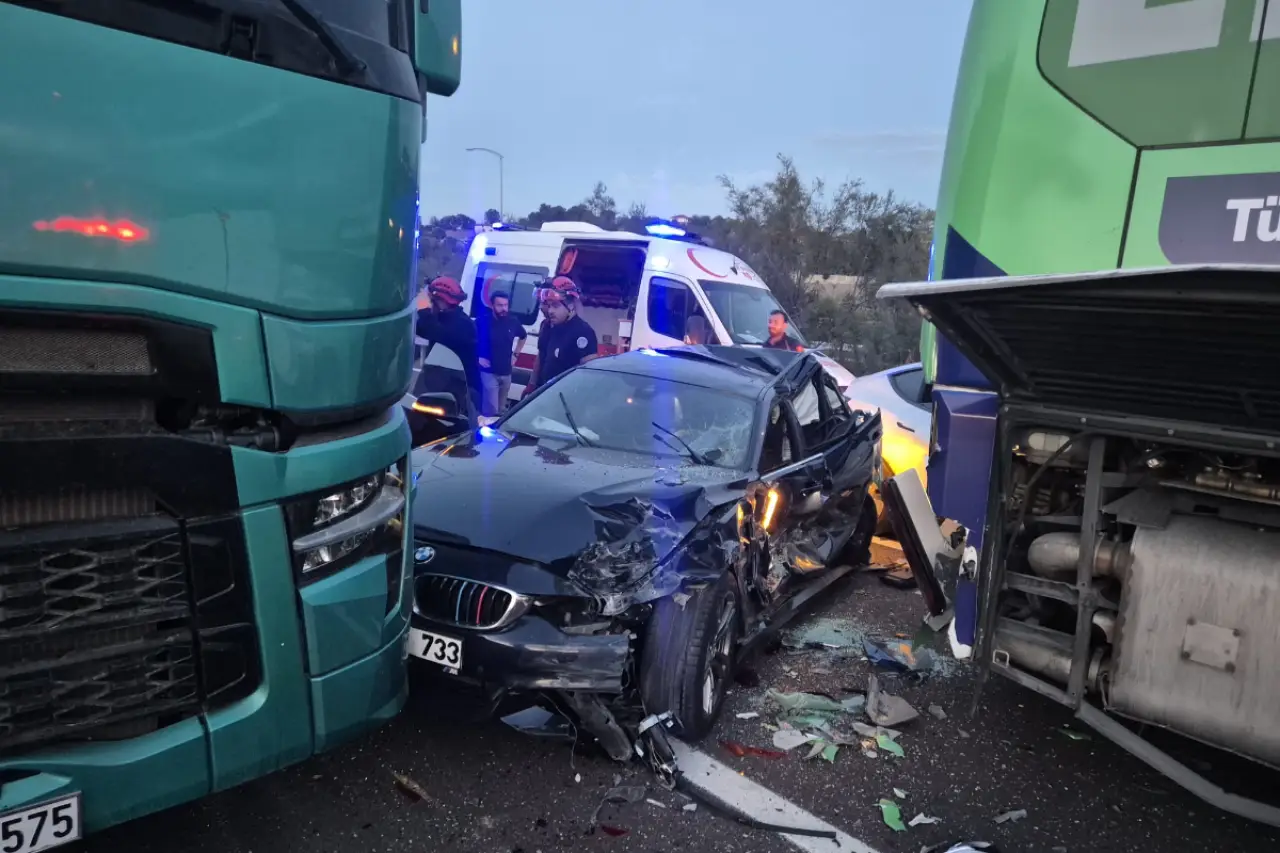 İstanbul-İzmir Otoyolu'nda zincirleme kaza: 11 kişi yaralandı