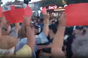 AKP'ye geçen Foça Belediye Başkanı Fıçı, kırmızı kartla protesto edildi