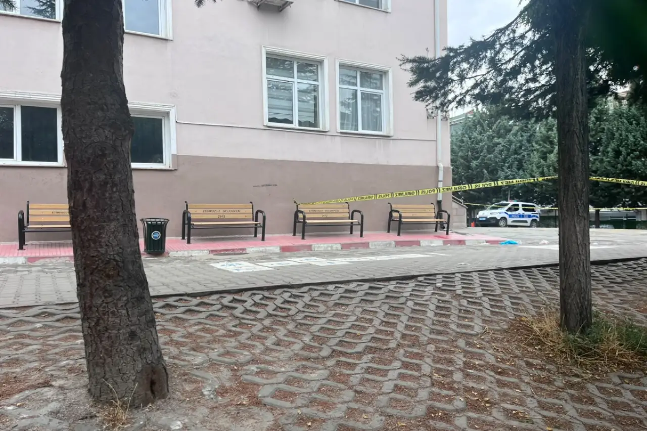 Okul bahçesinde boşanma aşamasındaki eşini bıçakladı