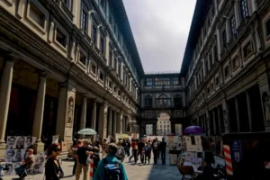 Floransa'da sağanak nedeniyle dünyaca ünlü Uffizi Galerisi'ni su bastı