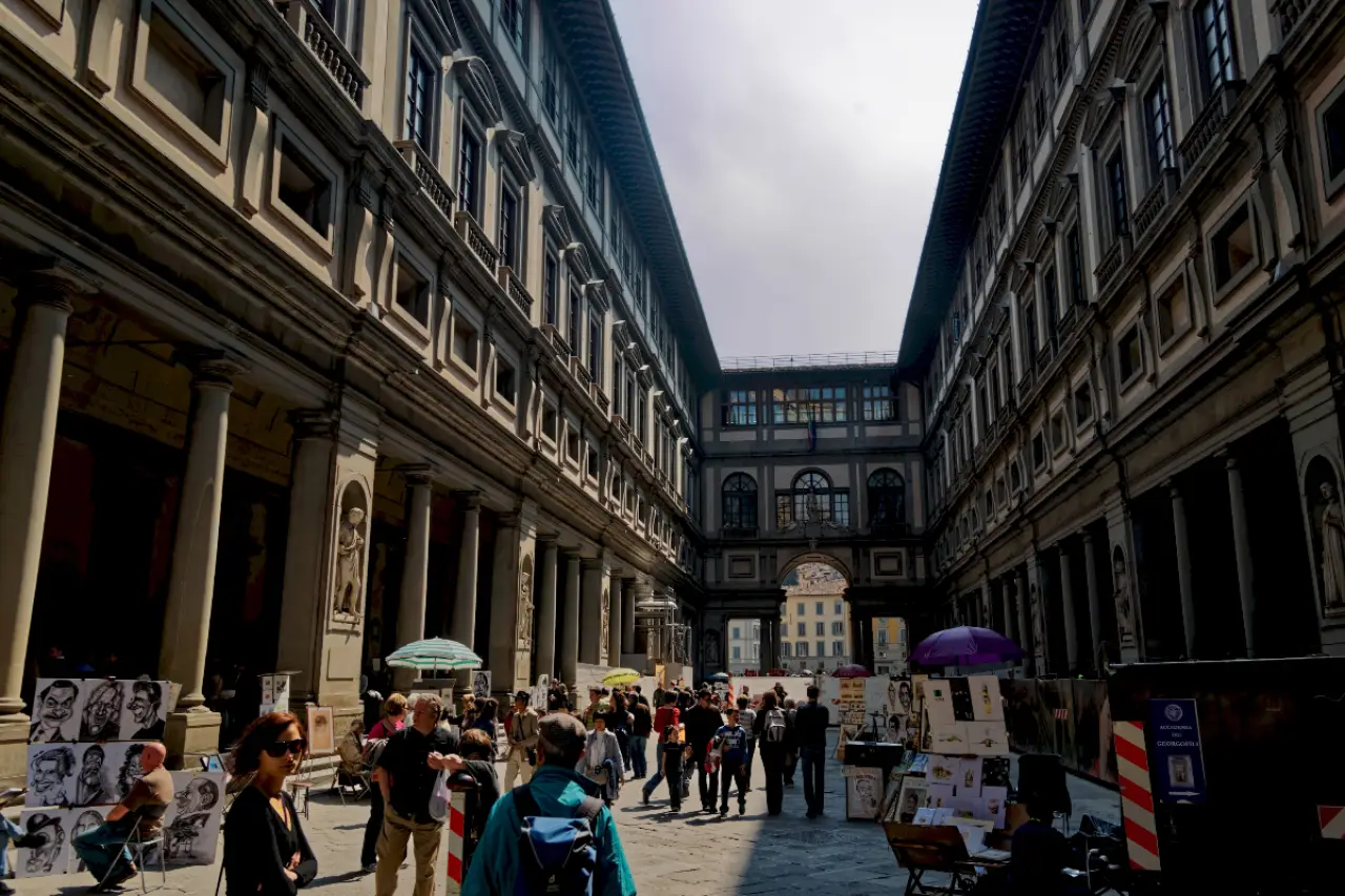 Floransa'da sağanak nedeniyle dünyaca ünlü Uffizi Galerisi'ni su bastı