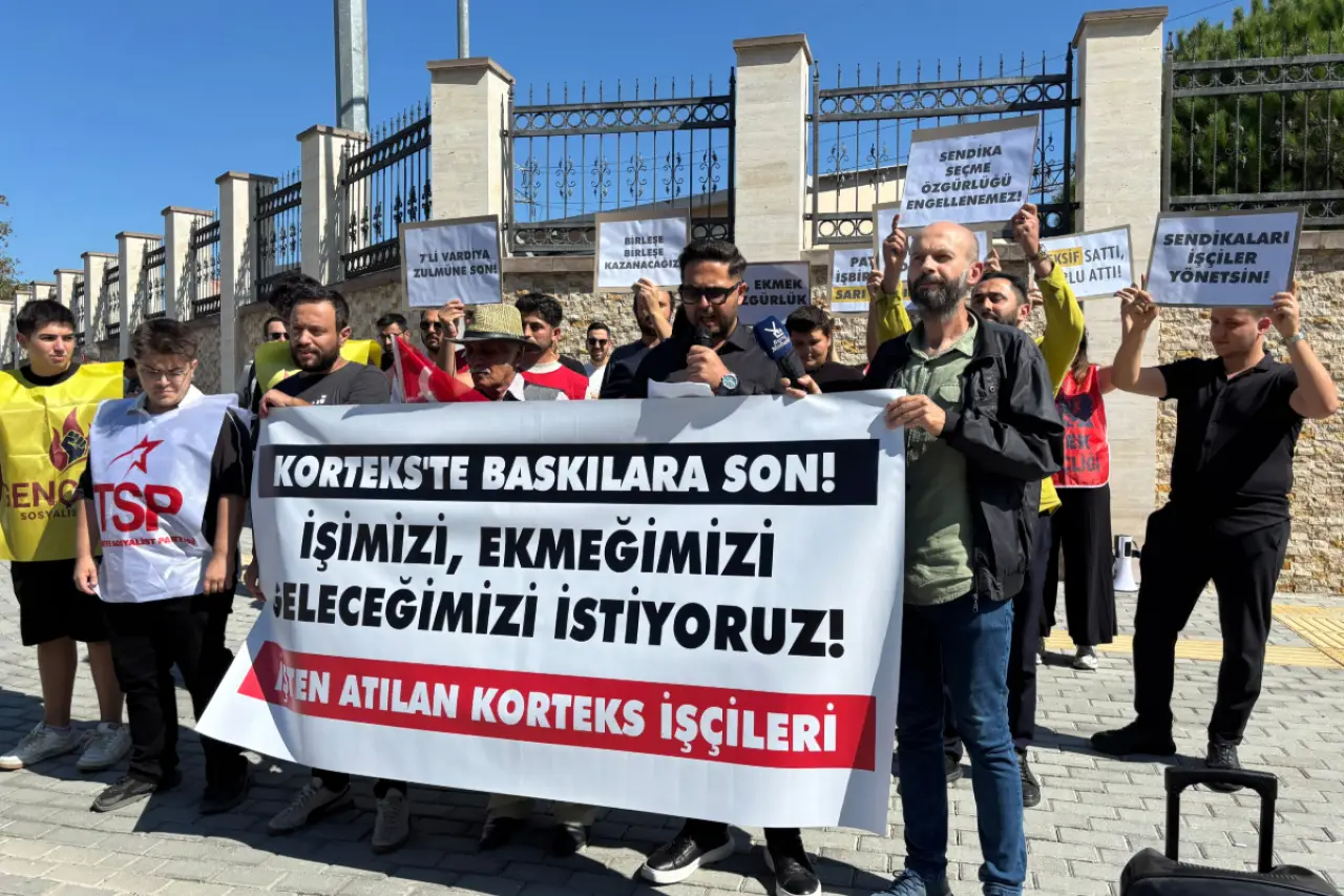 İşten atılan Korteks işçileri fabrika önünde eylem yaptı
