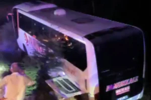 Manisa'da yolcu otobüsü yoldan çıktı: 18 kişi yaralandı, 2'sinin durumu ağır