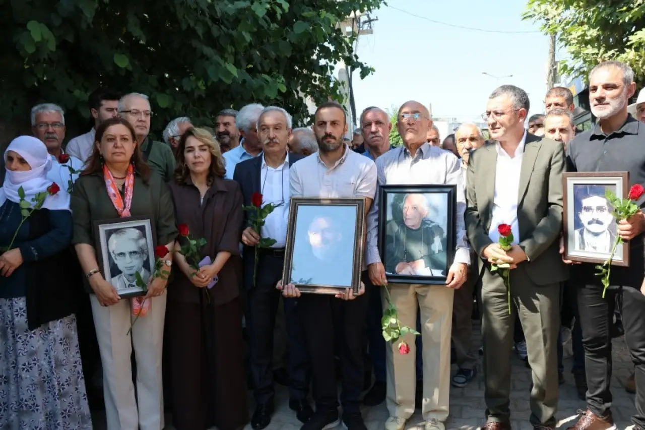 Musa Anter katledildiği sokakta anıldı: 'Bıraktığı kalemle yazan binler var'