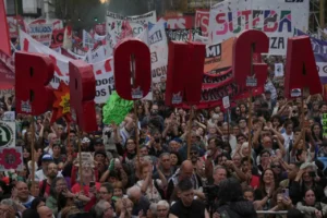 On binlerin ‘Öfke Yürüyüşü’: Arjantin’in 70’ten fazla şehrinde Milei politikaları protesto edildi