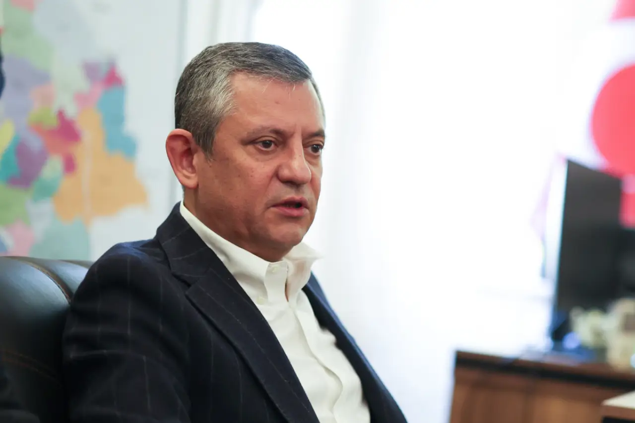 Özgür Özel'den Fatma Betül Sayan Kaya'ya: "Garibanın parasını, yolsuzluğun hesabını vereceksin"