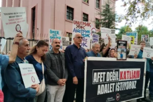 Depremzedelerin Adalet Bakanlığı önündeki nöbeti 10. gününde: 'Taştan ses var, bakanlıktan yok'