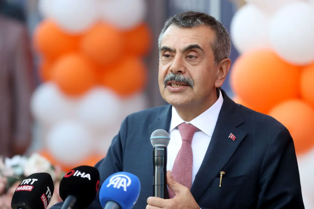 Bakan Tekin'den öğretmen önlüğü açıklaması: “İki seçenek vardı...”