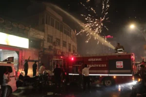 Cizre'de Amedspor'un Beşiktaş galibiyeti kutlaması yangınla bitti: Yüzüne havai fişek isabet eden itfaiyeci yaralandı
