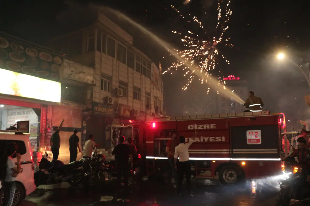 Cizre'de Amedspor'un Beşiktaş galibiyeti kutlaması yangınla bitti: Yüzüne havai fişek isabet eden itfaiyeci yaralandı