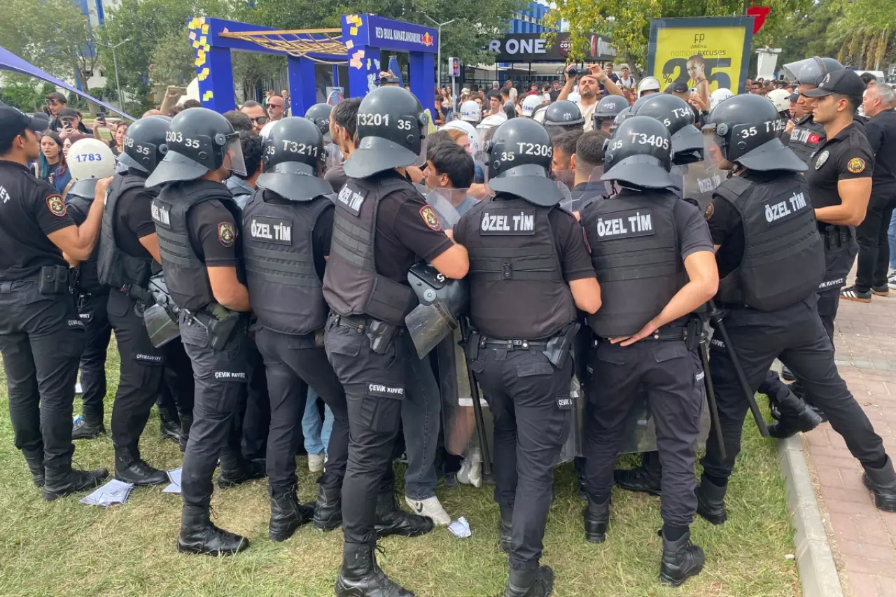 Ege Üniversitesinde öğrencilere polis ve ÖGB müdahalesi: Stantlar dağıtıldı, 20’yi aşkın gözaltı