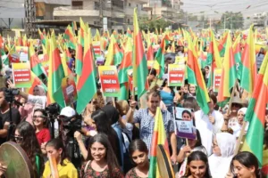 Rojava'da HTŞ'nin "3 saatlik Kürtçe" kararnamesine tepki: Binlerce kişi Qamişlo'da sokağa döküldü