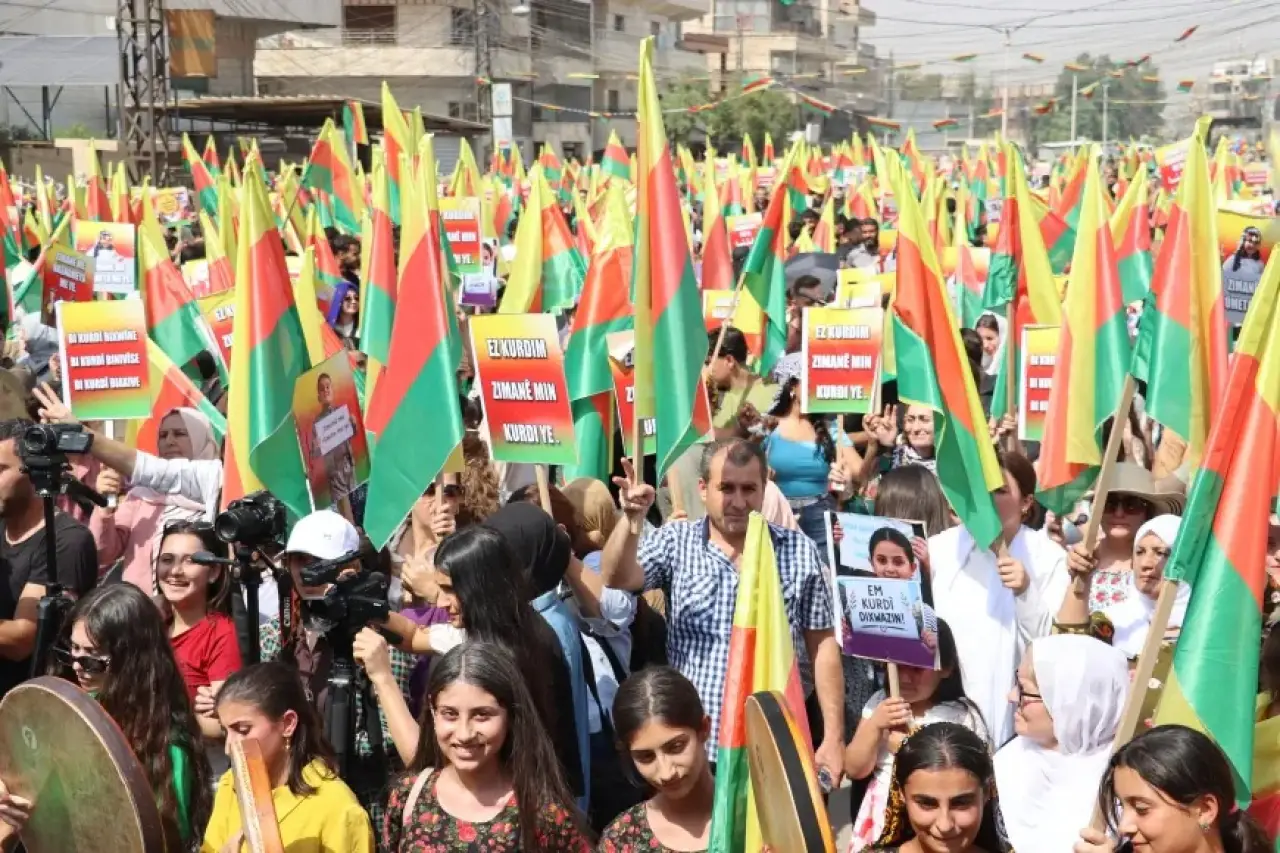 Rojava'da HTŞ'nin "3 saatlik Kürtçe" kararnamesine tepki: Binlerce kişi Qamişlo'da sokağa döküldü