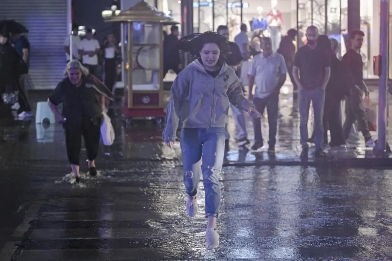 Ankara'da gök gürültülü sağanak etkili oldu