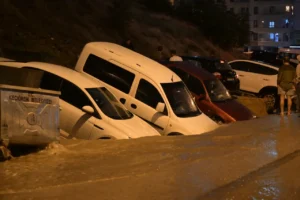 Ankara Keçiören'de sağanak sonrası yol çöktü, araçlar hasar gördü